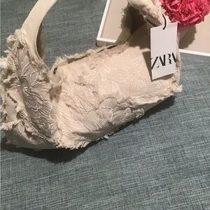 ZARA Beautiful HOBO BAG Cream Color Floral Embroidery.Has Inside pocket magnetic